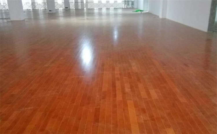 體育木地板價格再降點？