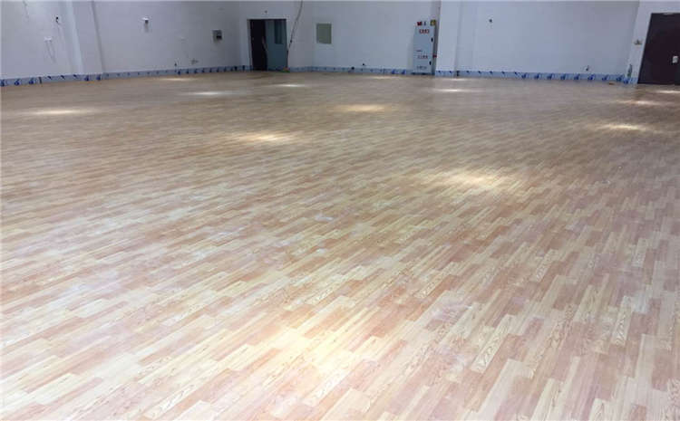 羽毛球館木地板清潔這么做？