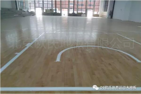     宜昌土門中學(xué)籃球木地板楓木一級運(yùn)動木地板鋪設(shè)效果圖-3